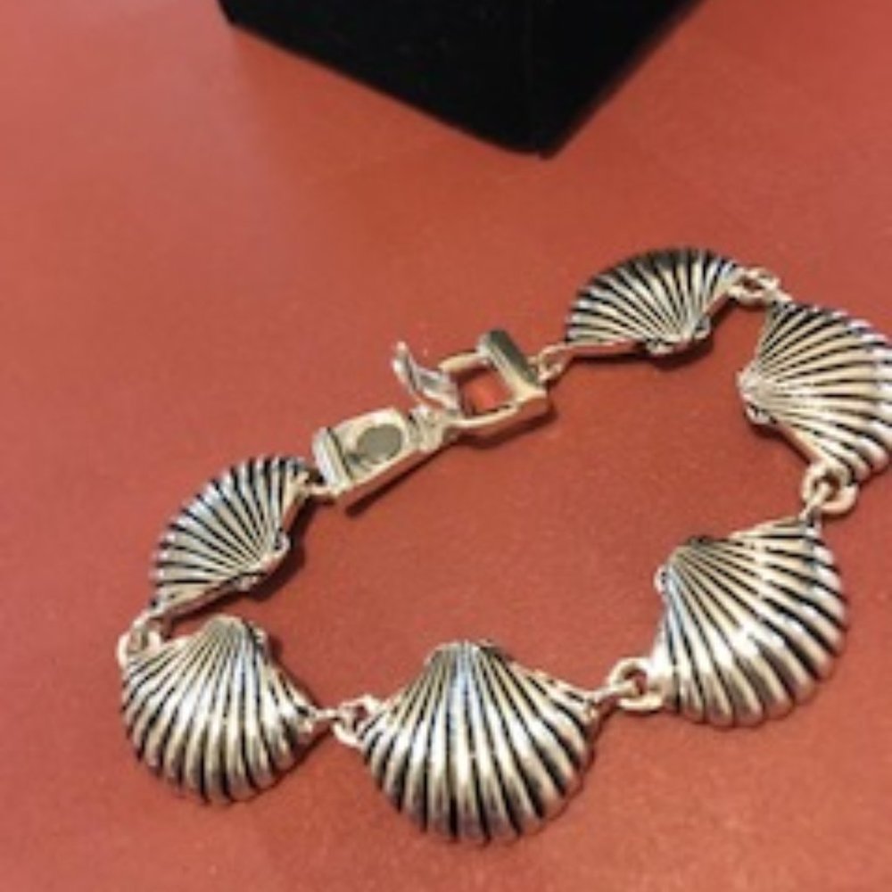 Silvertone Shell Bracelet - image 7